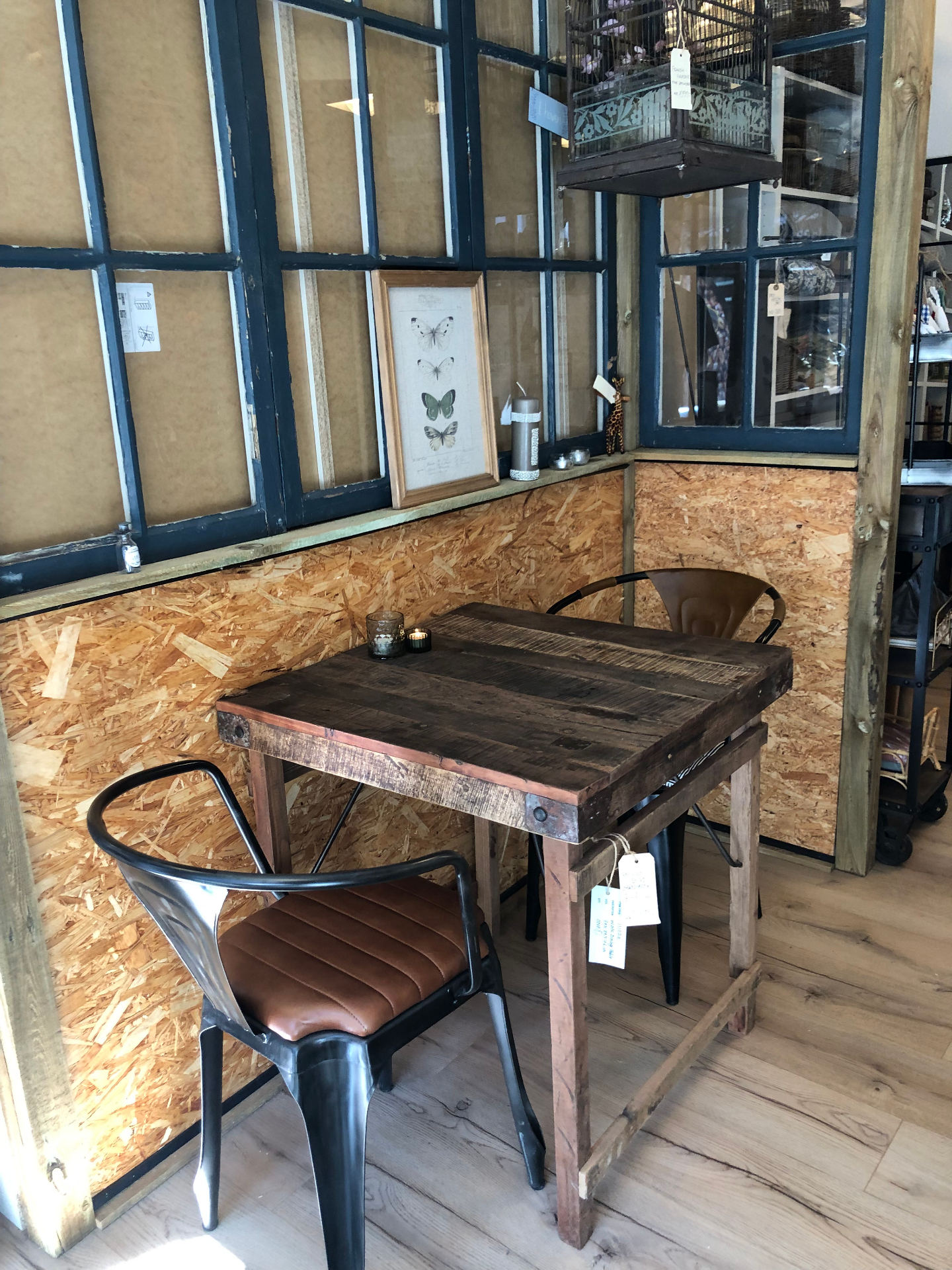 Rustikt bord med sommerfugle-billede